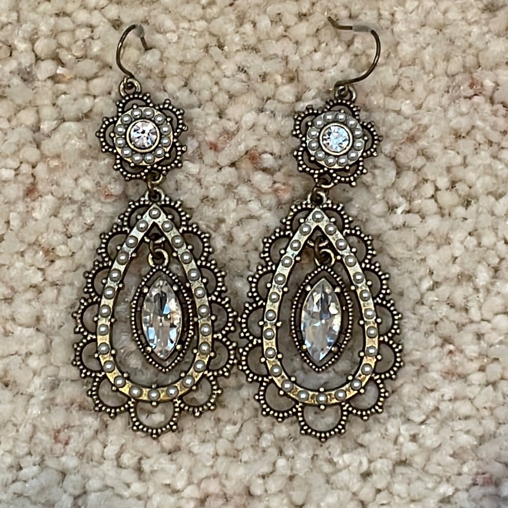 Stella & Dot Dangle Gold and Pearl Earrings